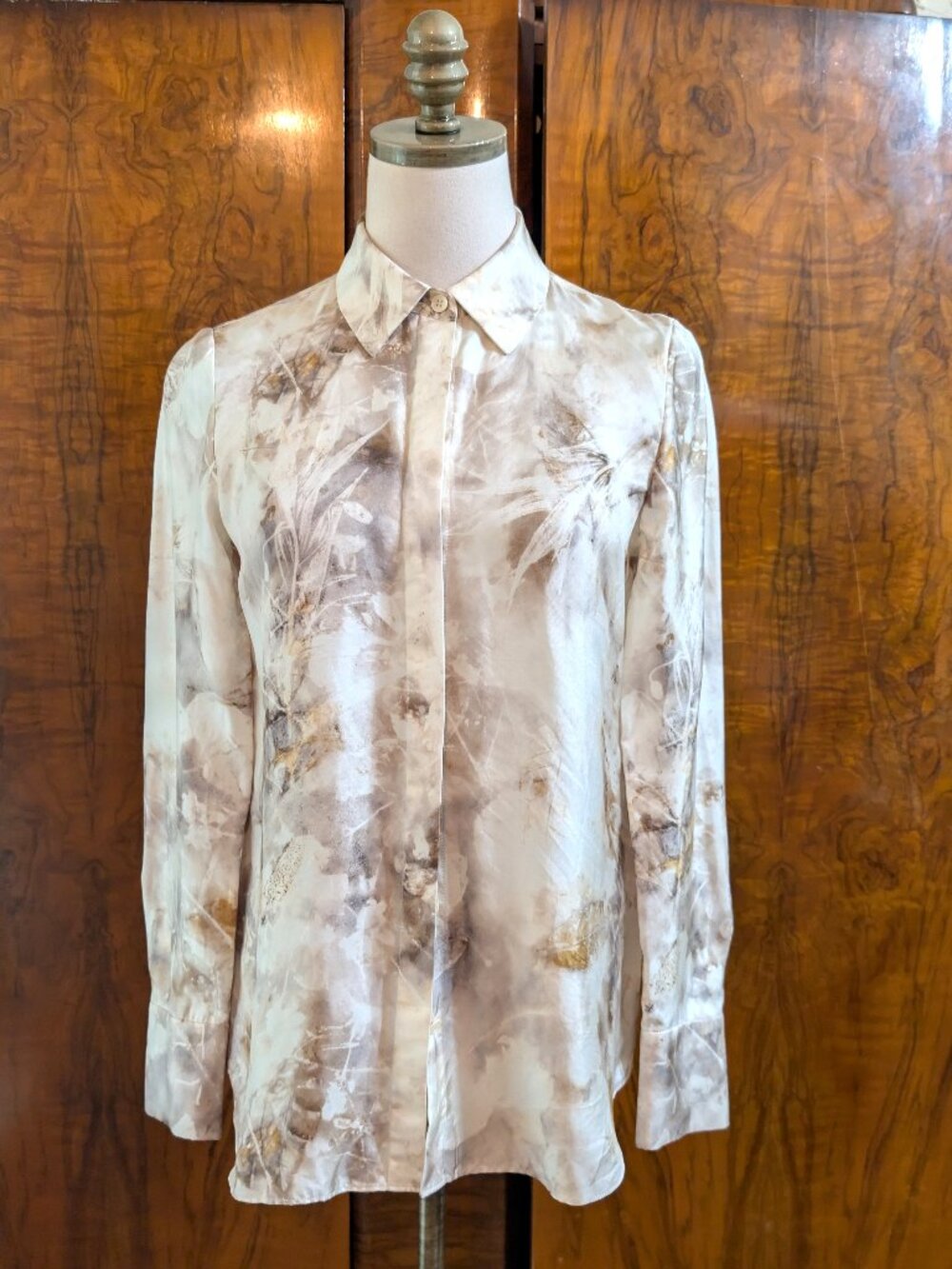 Lafayette 148 NY Scottie Silk Blouse XS Neutral Shadowy Botanical Print Button